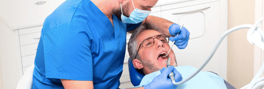 Seguro dental de Adeslas. Hombre en una consulta de dentista